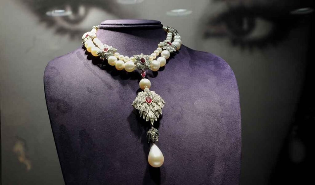 La Peregrina necklace