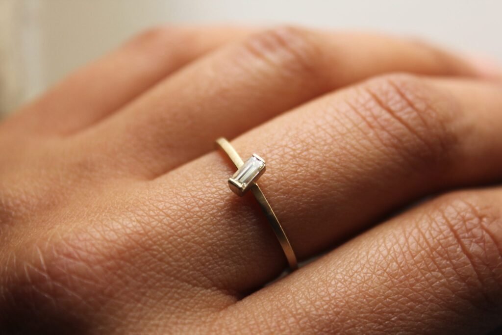 What are Minimalist Engagement Rings and How to Know One
