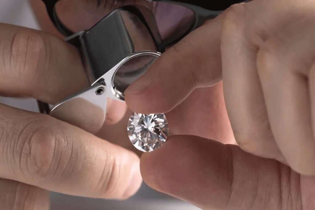 Examining a diamond for clarity