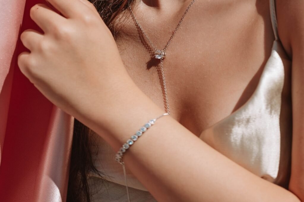 Bracelet with multiple diamonds