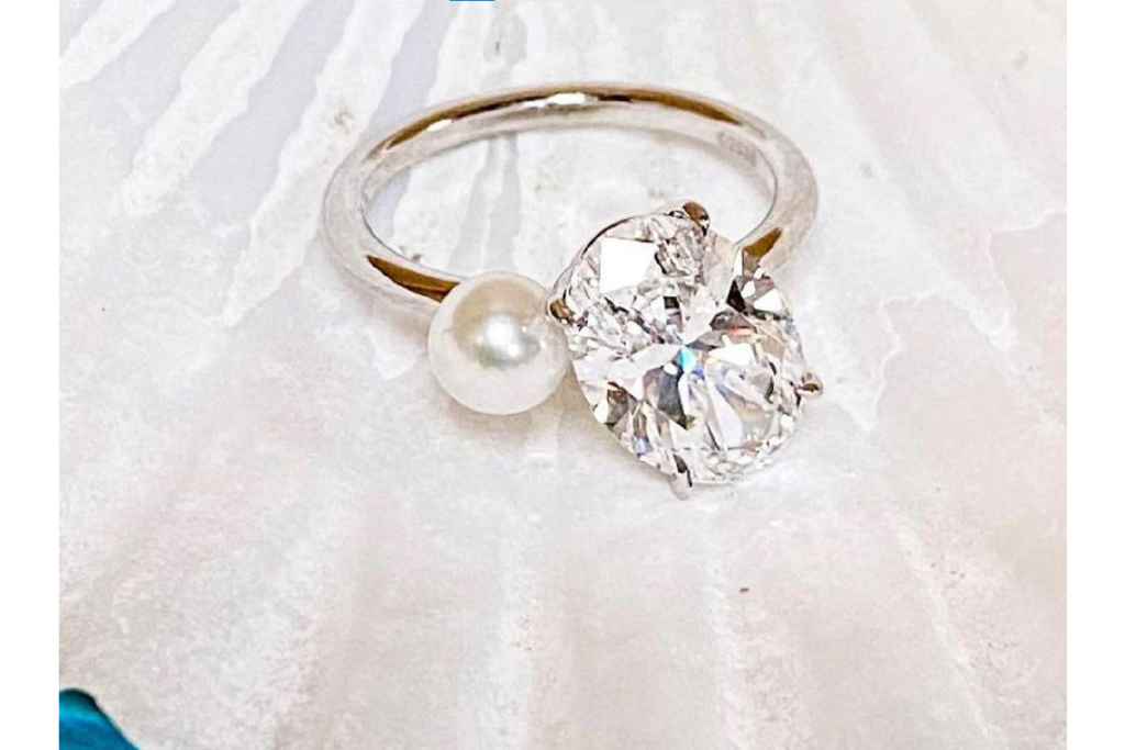 Diamond ring with a pearl