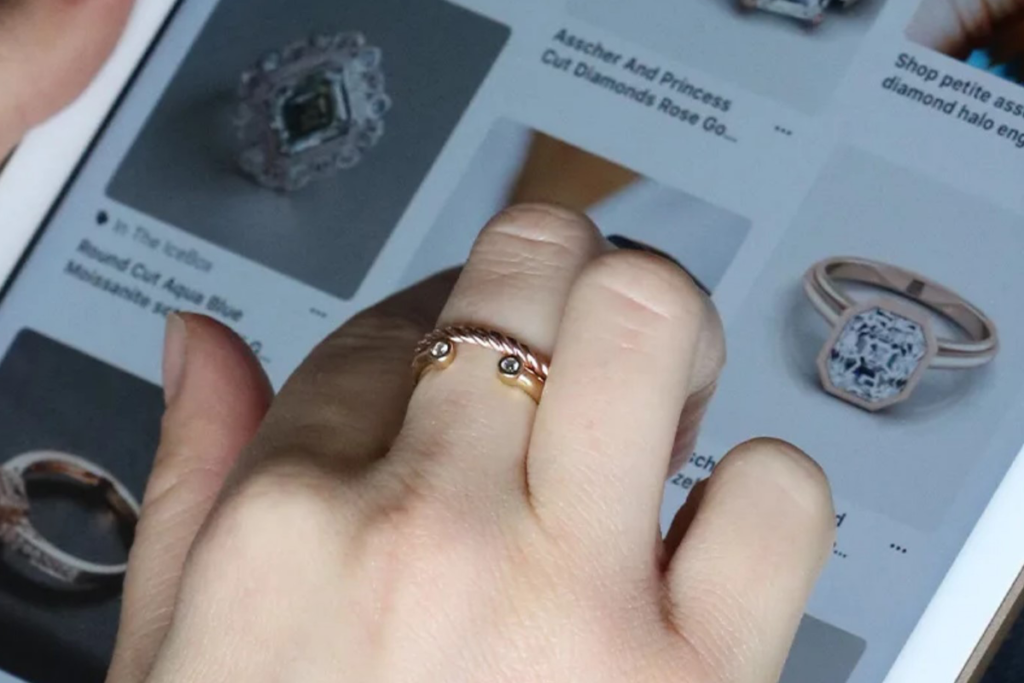 How to Buy an Engagement Ring Online